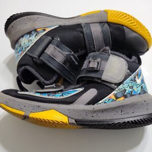 LeBron James Shoes‎ Boys Nike Basketball Sneakers Size 5.5 Y Gray Black High Top
